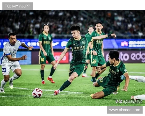 上海上港与山东队激战正酣争夺中超联赛重要积分的关键之战