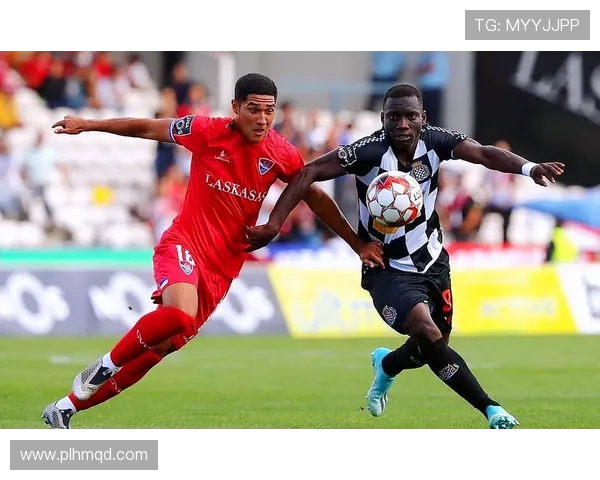 摩里伦斯与查维斯激战正酣谁能在这场对决中笑到最后